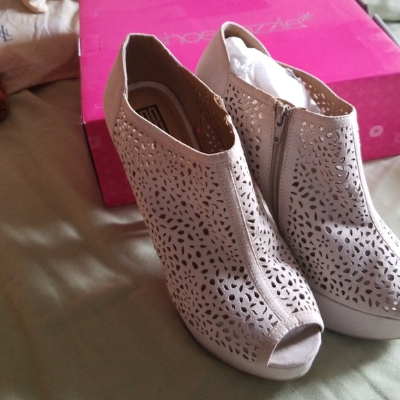 Shoes - Picture 2 of 7